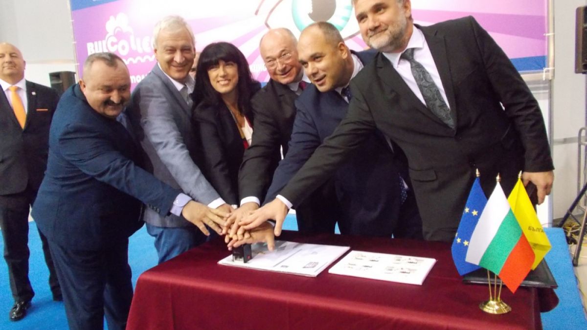 Бронирана витрина пази филателен куриоз на изложението „Булколекто“