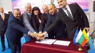 Бронирана витрина пази филателен куриоз на изложението „Булколекто“