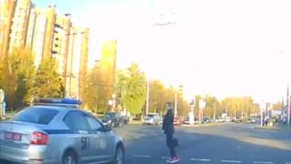 Девойка отказа на даде път на кортежа на Лукашенко (ВИДЕО)
