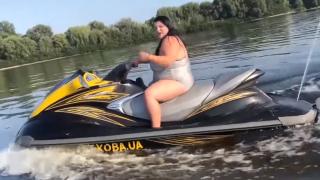Пухкава рапърка взриви мрежата с ВИДЕО, на което рапира по бански!