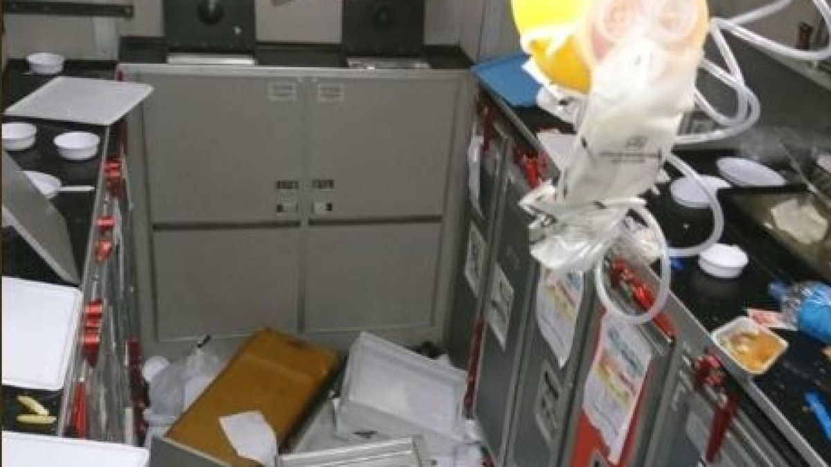 Писъци и кръв: Смразяващи кадри от борда на лайнер Airbus A330 (СНИМКИ/ВИДЕО)