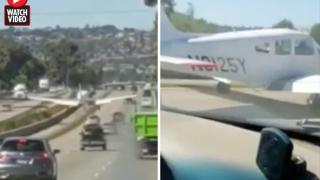 Уникални КАДРИ! Пилот приземи аварирал самолет на натоварена магистрала