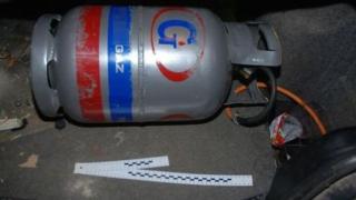 Поляк реши да зареди автомобила си от домашна газова бутилка и...