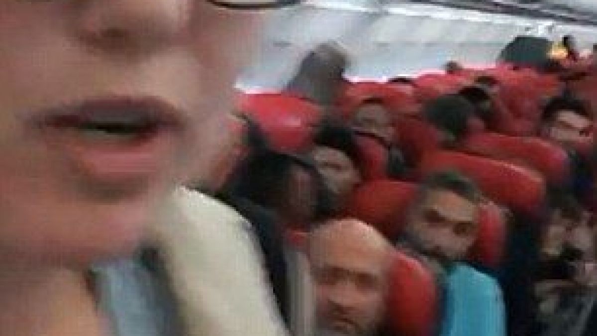 Помните ли младата напориста шведка, която се хвърли да спасява бежанец от депортация? Загазила го е здраво 