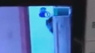 Баща видя нещо на видео бебефона, изпадна в ужас и хукна да си спасява семейството (ВИДЕО)