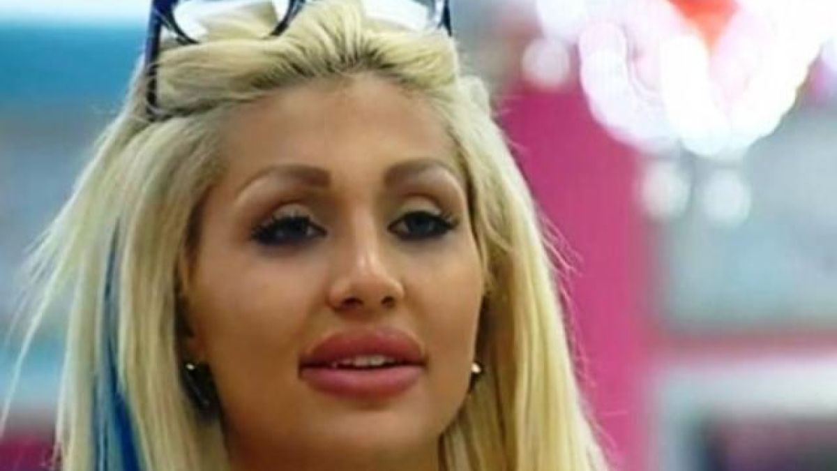 Джулиана Гани разгорещи мрежата с палава СНИМКА 18+, на която позира по... бомби!