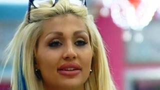 Джулиана Гани разгорещи мрежата с палава СНИМКА 18+, на която позира по... бомби!