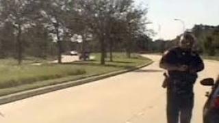 ВИДЕО с гигантски паяк, прокрадващ се зад полицай, шокира мрежата