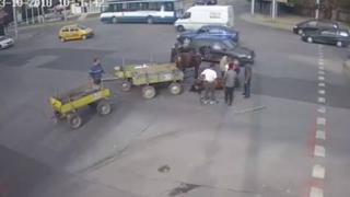 Това държава ли е? Шокиращо ВИДЕО с коне и две каруци, които връхлитат в галоп кола на голямо кръстовище в Хасково