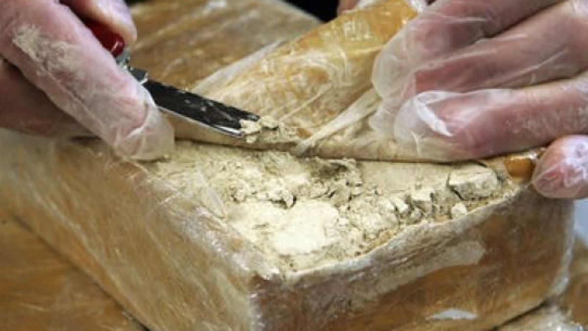 Спипаха дрога за цяла торба с пари в бус в Хасковско 