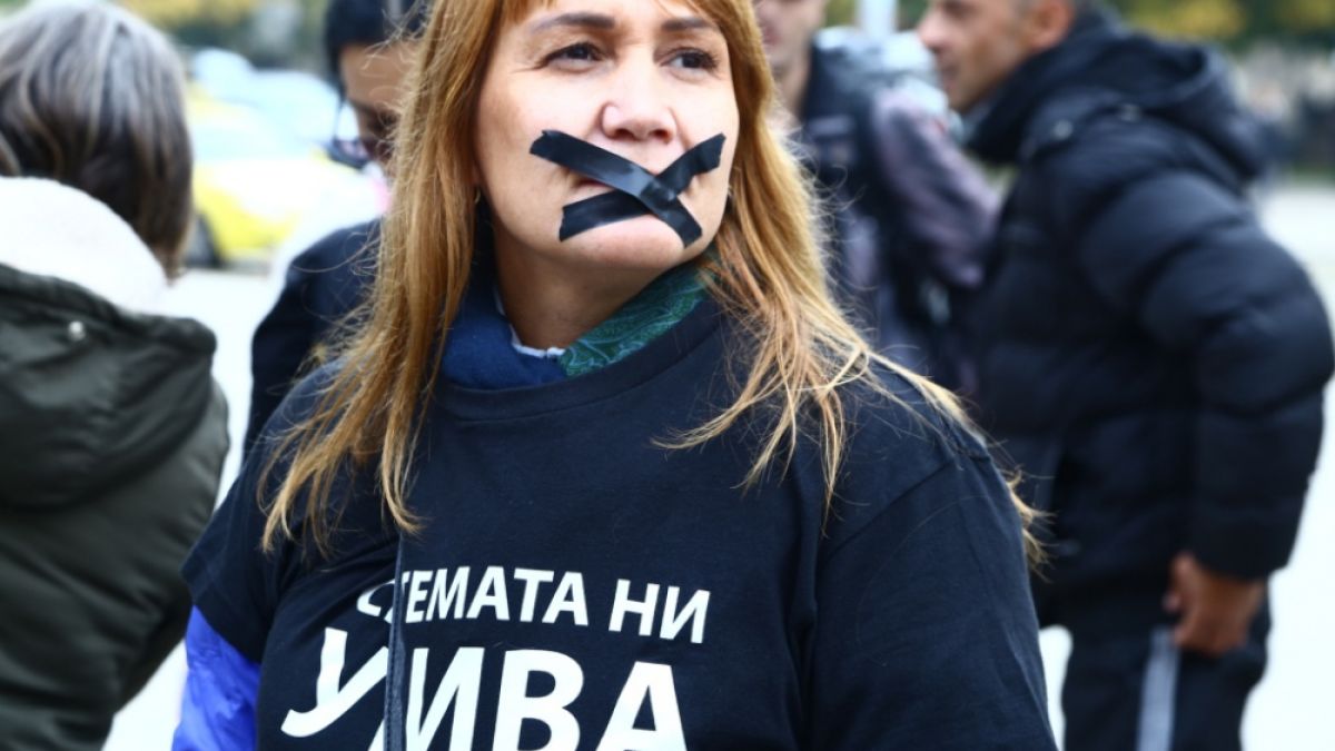 Майките на деца с увреждания гневни: "Симеонов вън", "Симеонов, ти си срам" (СНИМКИ)