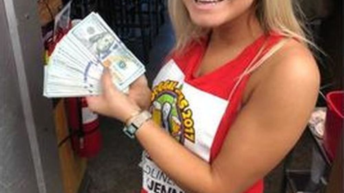 Щедър клиент остави 10 000 долара бакшиш за две бутилки с вода 