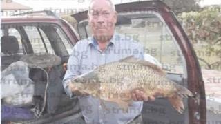 Ексшеф на ВиК в Хаджидимово извади 6,7-килограмово чудовище от язовир в Гърция (СНИМКА)