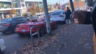 Мечта: Бездомник направи серенада на Ferrari (ВИДЕО)
