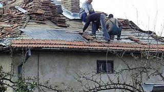 Дядо Стоян пусна майстори да поправят покрива на къщата му, но сега съжалява жестоко