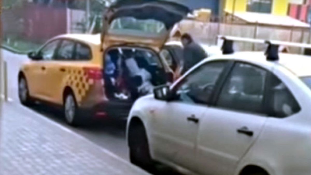 Велика простотия: Жена качи децата си в багажника на такси, за да спести някой лев (ВИДЕО)