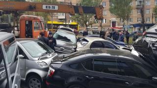 Автокран остана без спирачки и смачка 19 автомобила (СНИМКИ/ВИДЕО)