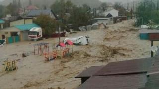 Невиждана стихия отнася в момента цял град в Черно море (СНИМКИ/ВИДЕО)