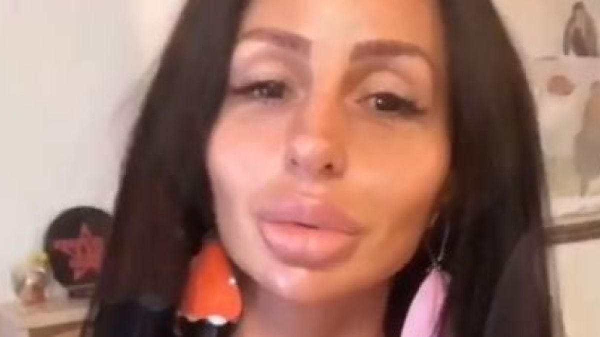Деси Фотосесията няма да спре докато не заприлича на плашило - клъцна си още носа и си сложи нови бомби (СНИМКА)