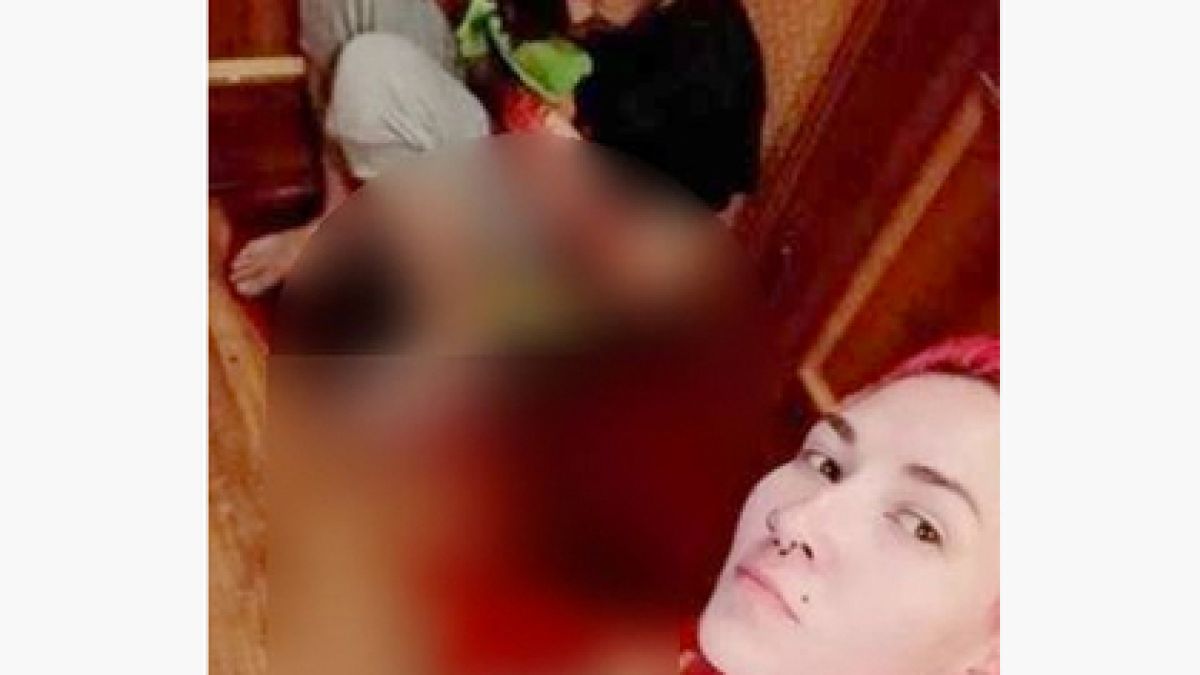 Пияна рускиня кла мъжа си, снима се на фона на изтичащата му кръв и... 