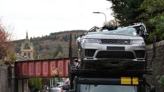 Автовоз се навря под нисък мост и няколко Range Rover станаха.... кабриолети (СНИМКИ)