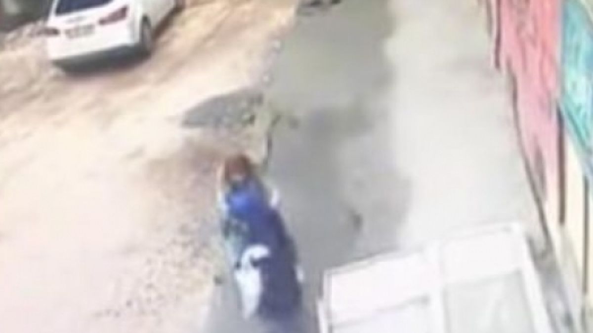 Ужас! Асфалт пропадна под пешеходци (ВИДЕО)