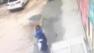 Ужас! Асфалт пропадна под пешеходци (ВИДЕО)