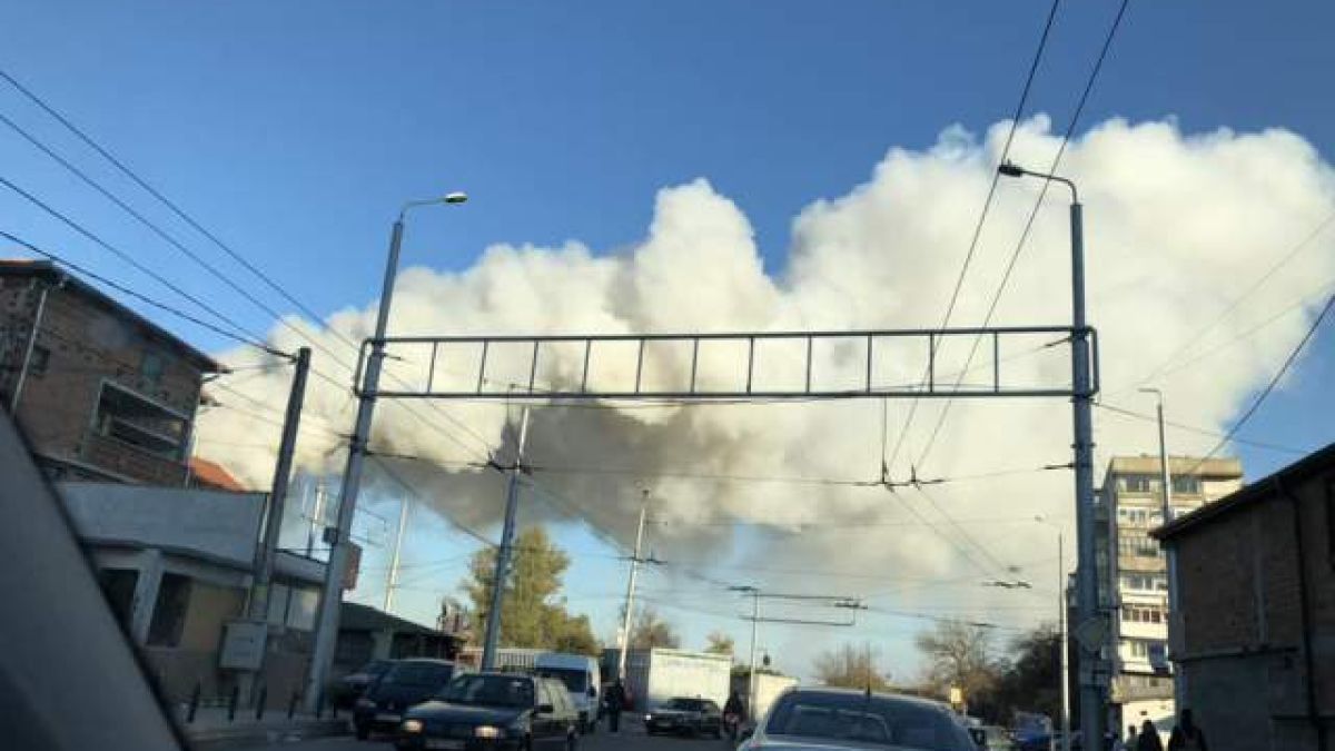 Гъсти облаци дим се издигат над пловдивския кв. "Столипиново", обгазиха ромите