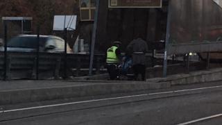 Само в БЛИЦ! Цяла София говори за този служител на КАТ, който скочи от вишката, за да... (СНИМКА)