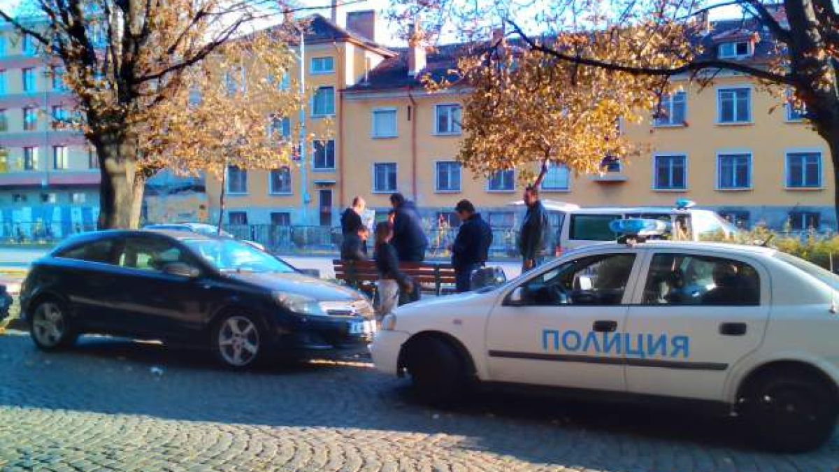 Полицията натръшка момче и момче на пловдивската Алея на любовта (СНИМКИ)