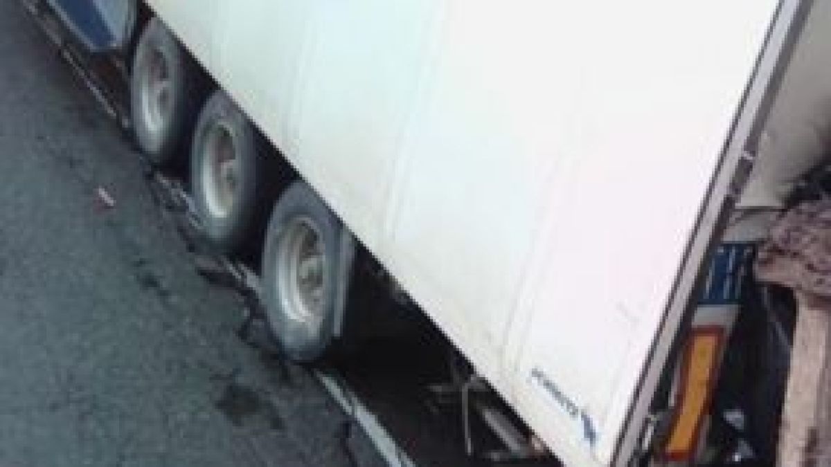 Ужасяваща смърт! Камион смаза кола на рухващ мост, а вътре бяха майка с дете (СНИМКА)