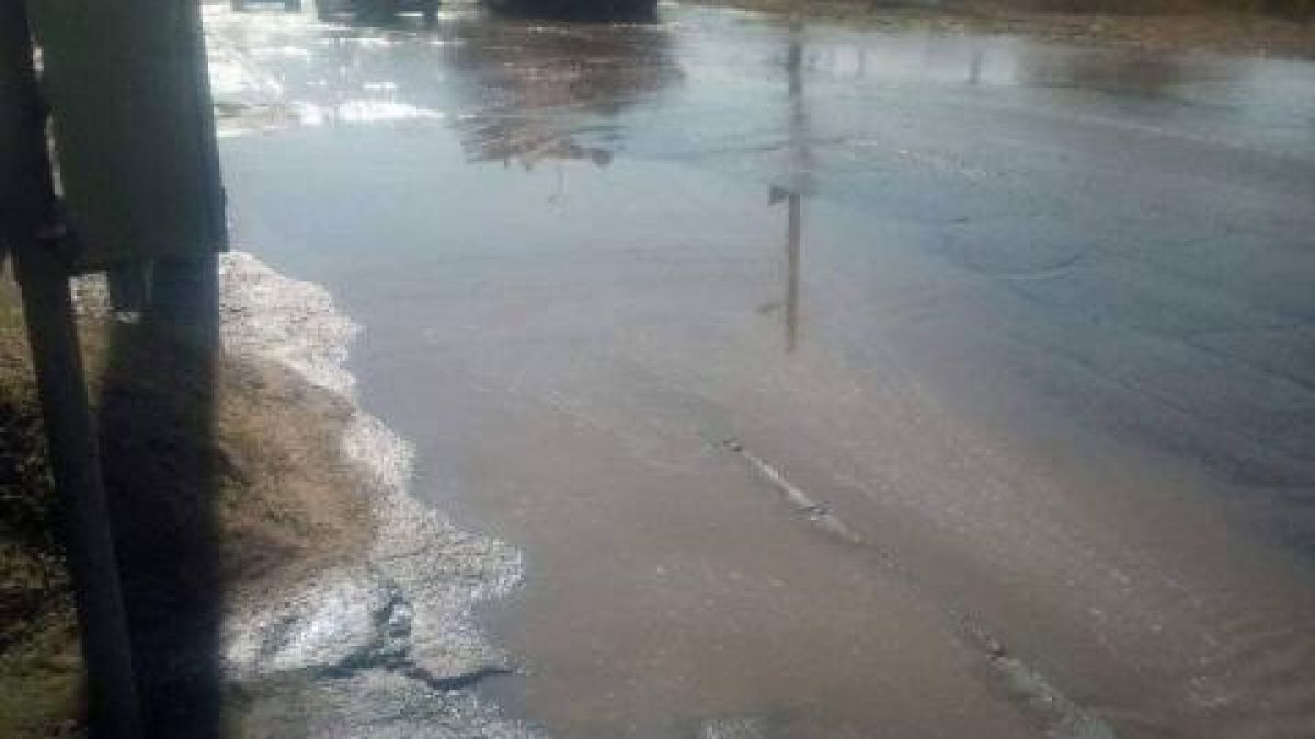 Камион скочи в дупка и навири гуми в Пазарджишко (ЗРЕЛИЩНИ СНИМКИ)