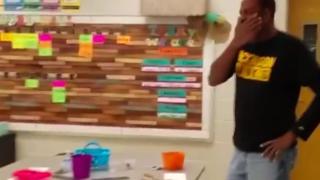 Това видео умили целия свят! Дечица докараха до сълзи глухоням възпитател с поздрава си 
