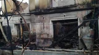 Ужасяваща трагедия! Майка, две невръстни дечица и баба изгубиха всичко само за часове в Старо Железаре (СНИМКИ)