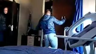 Мутри в капана! Домашна камера улови на ВИДЕО двама крадци, а часове по-късно вече са с белезници