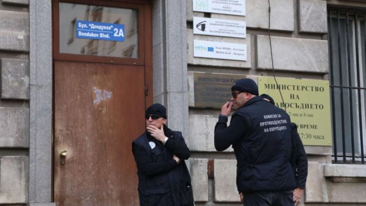 Извънредно! Оковаха в белезници шефа на Агенцията за българите в чужбина (СНИМКИ)