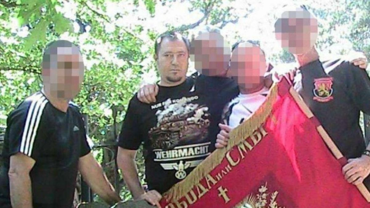 Окованият в белезници шеф на Агенцията за българите в чужбина се прочу с нацистки скандал (СНИМКИ)