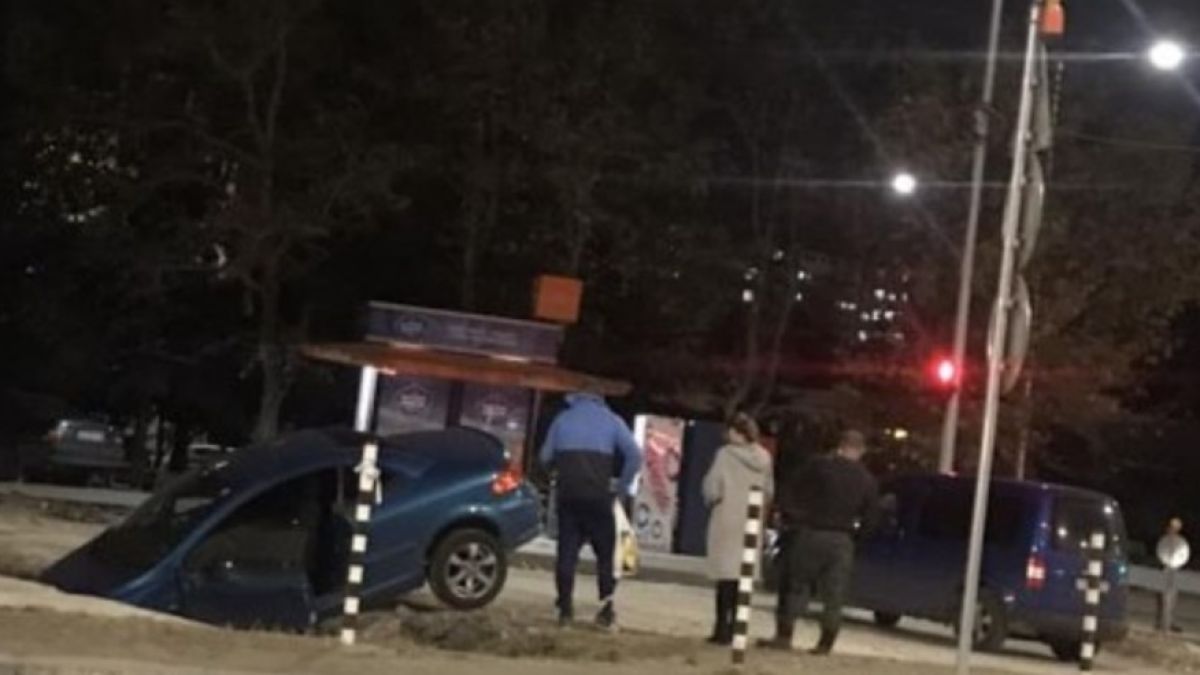 Абсурд във Варна! Цяла кола пропадна в изкоп на ремонтиран булевард (СНИМКА)