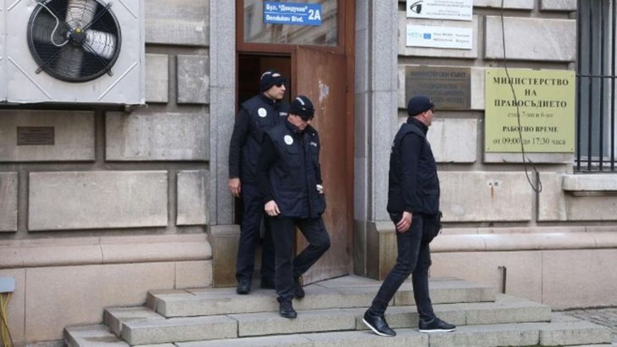 Какво се случва в момента с претърсването в сградата на Държавната агенция за българите в чужбина 