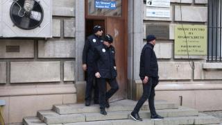 Какво се случва в момента с претърсването в сградата на Държавната агенция за българите в чужбина 