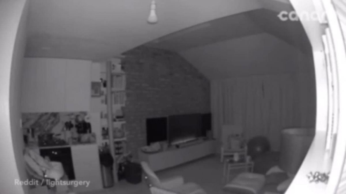 Мъж не може да повярва на очите си, виждайки на запис, как нещо управлява телевизора, докато той спи (ВИДЕО)