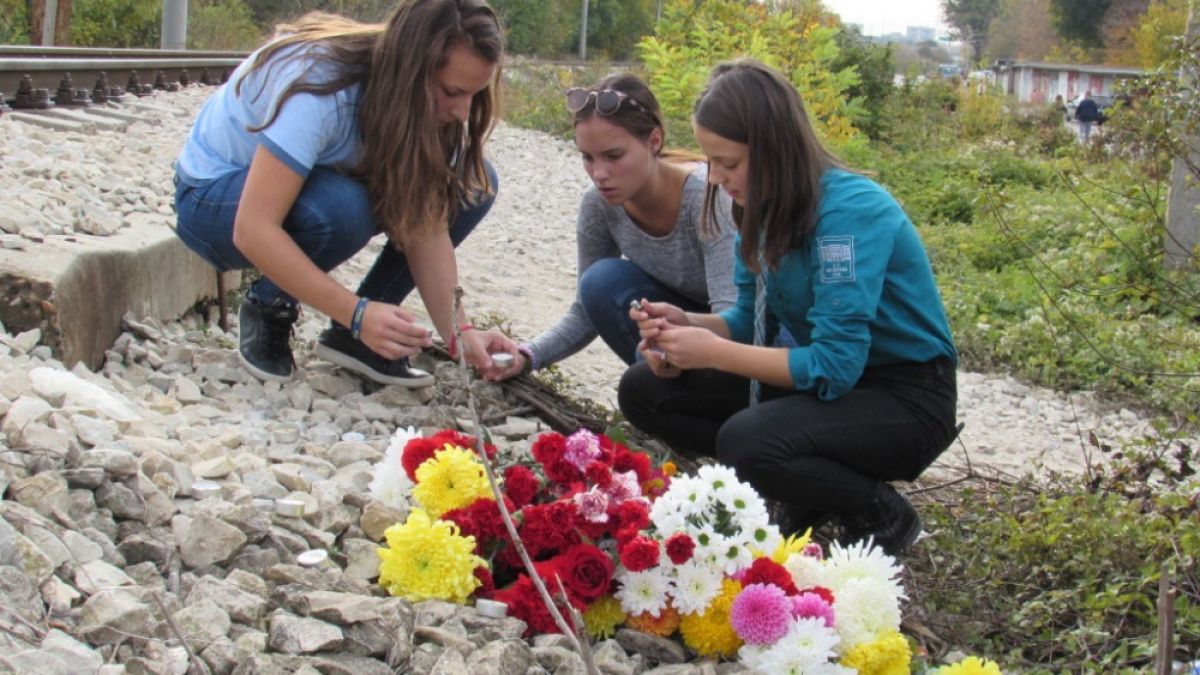 Съученици на прегазения от влак Виктор се струпаха на релсите и... (СНИМКИ)