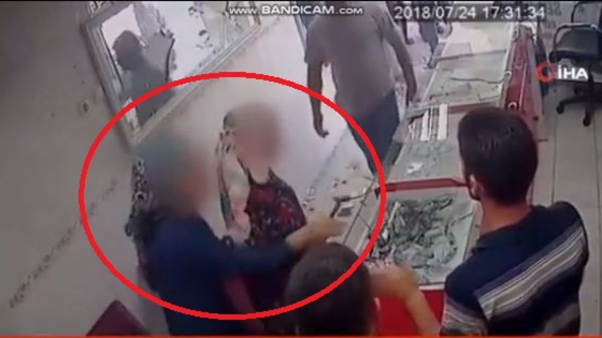 Подивели сестри нахлуха с чукове в магазин за телефони и стана страшно (ВИДЕО)