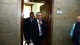 В парламента ври и кипи заради оставката на Симеонов, а той се скри при...