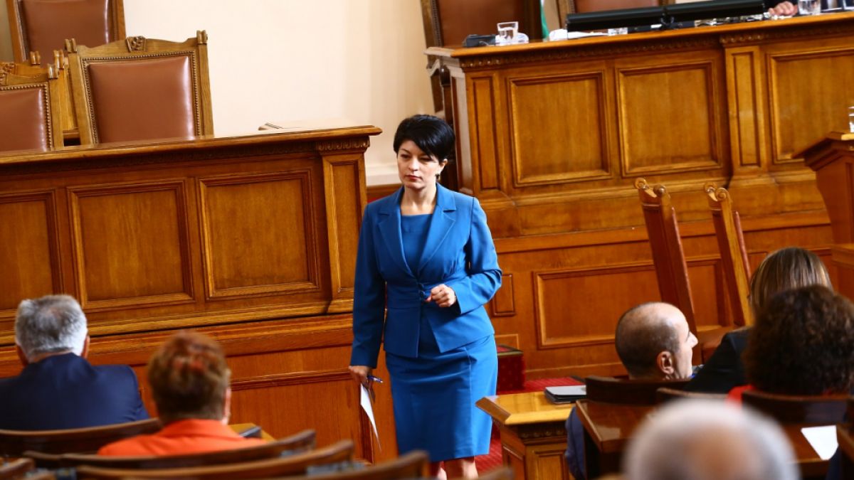 Десислава Атанасова хвърля оставка заради скандала с БСП и "Царско село", но при едно важно условие!