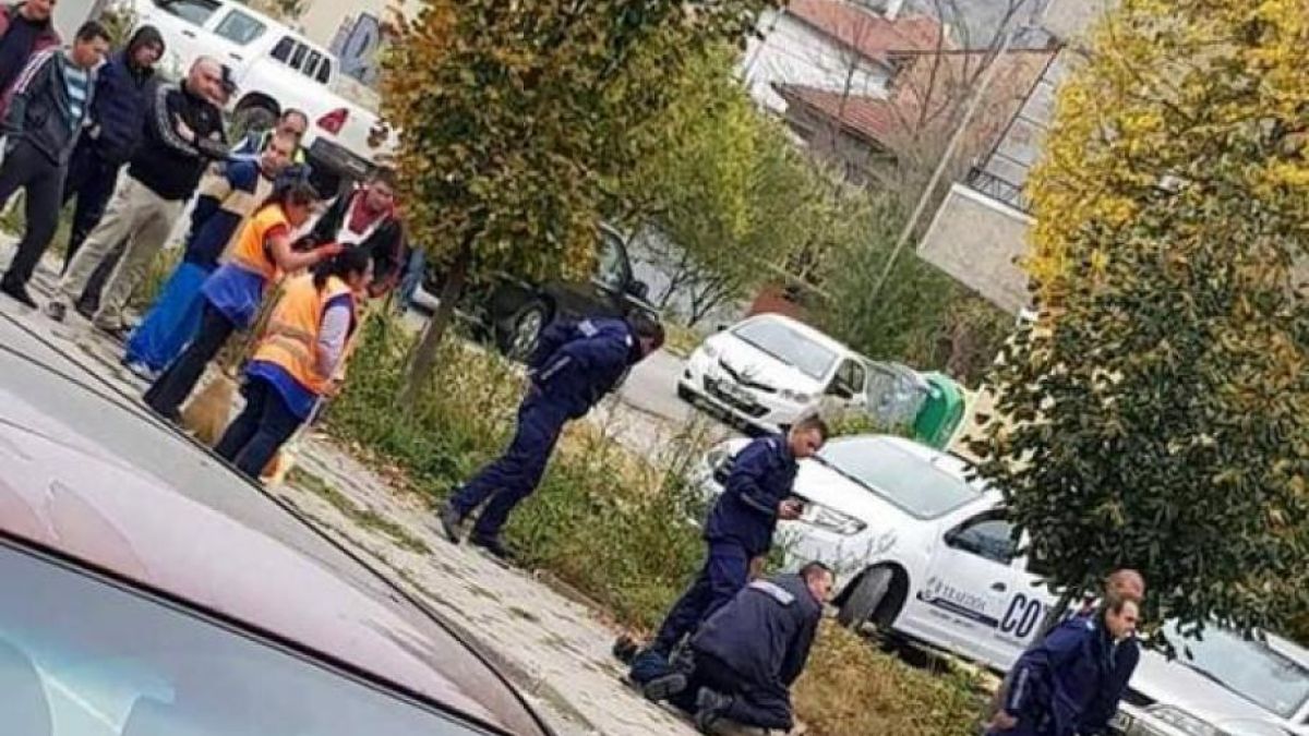 Подивял мъж нападна полицаи със сатър!