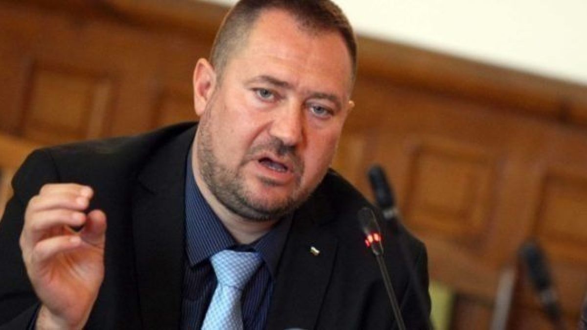 Уникален разказ на художника Тео Ушев, засякъл на летище Петър Харалампиев дни преди ареста