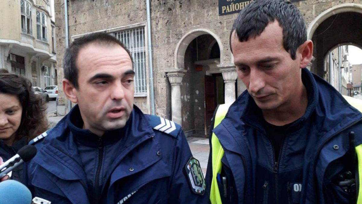 Проговориха шуменските полицаите, нападнати от подивял мъж със сатър! Първи СНИМКИ от окървавеното място