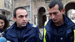 Проговориха шуменските полицаите, нападнати от подивял мъж със сатър! Първи СНИМКИ от окървавеното място