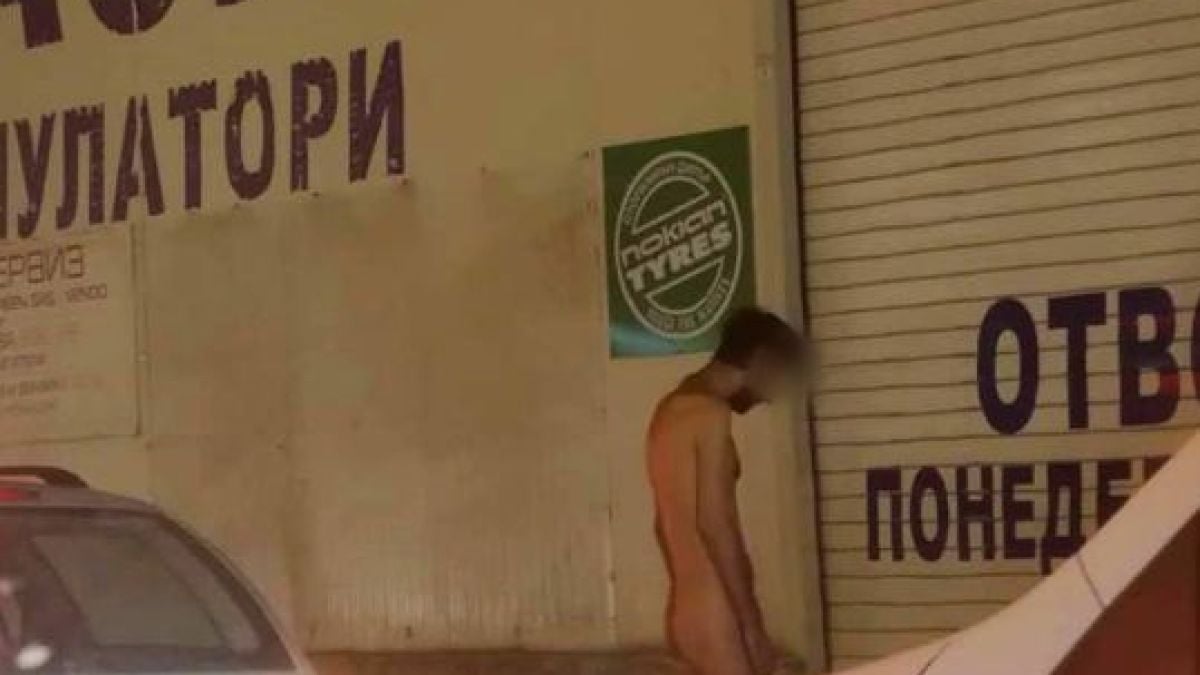 Само в БЛИЦ! Чисто гол мъж втрещи софиянци (СНИМКА 18+)
